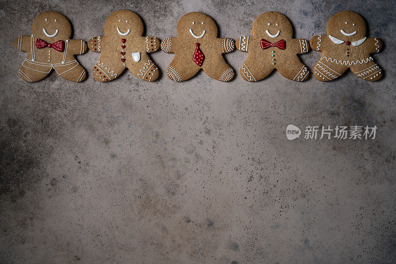 圣诞姜饼人饼干五行在垃圾米色背景