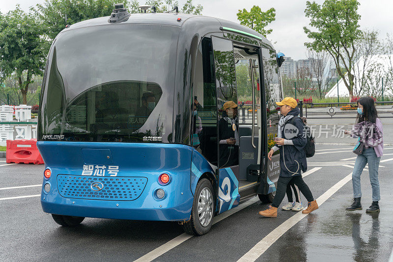 电动自动驾驶客车应用于旅游交通中。