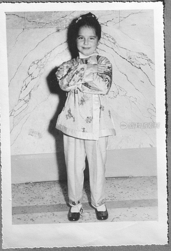 穿着日本服装的小女孩。1956