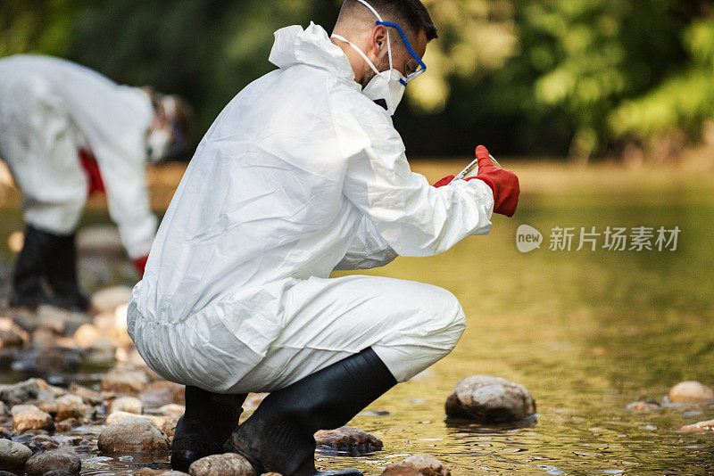 两位科学家正在探索河流中的水