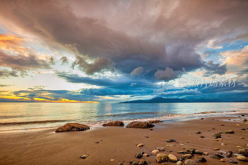 加拿大不列颠哥伦比亚省温哥华海滩上戏剧性的日落