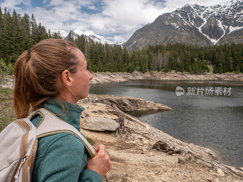 徒步女沉思看高山湖