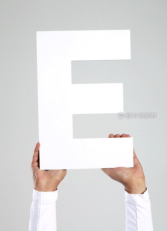 字母E