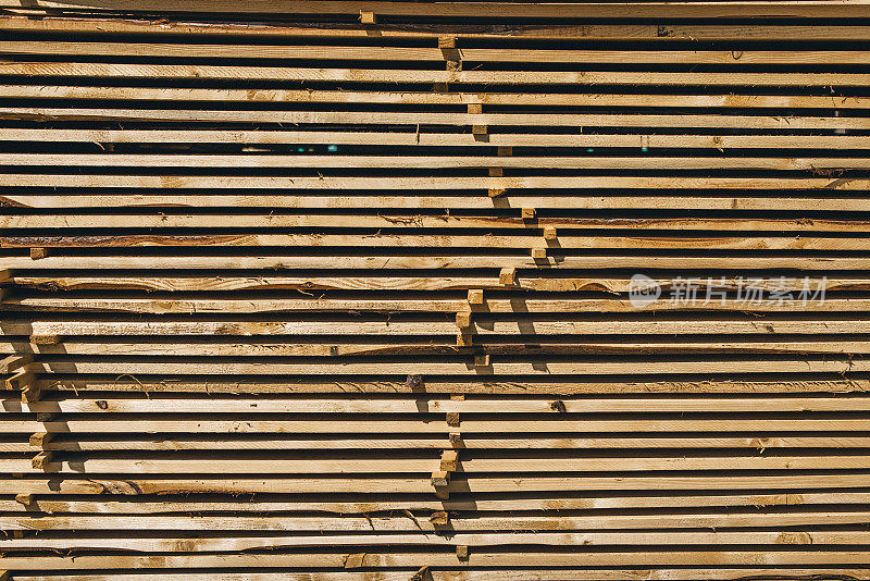 木场里成堆的木板