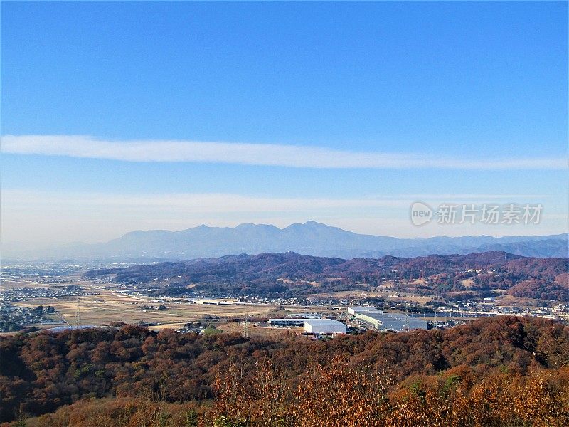 日本。12月。全景。蓝天碧山。