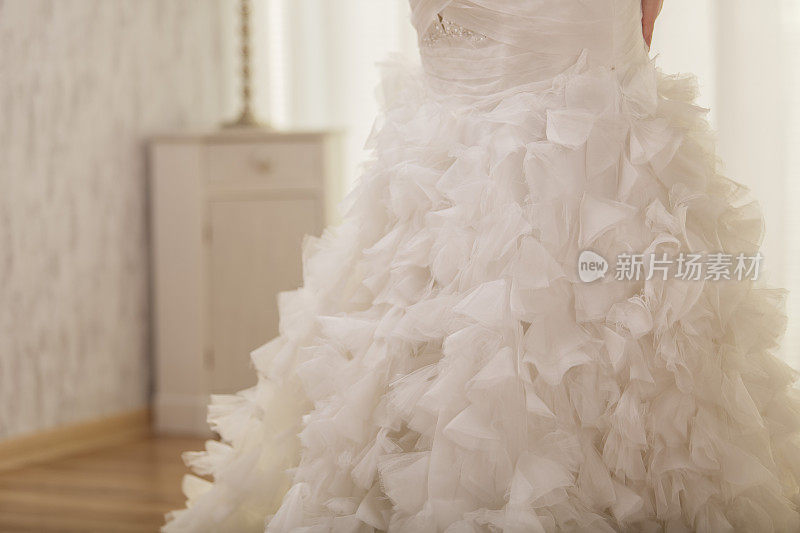新娘穿褶边婚纱的细节