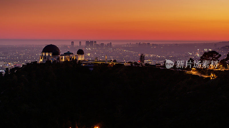 日落时分，洛杉矶西部的格里菲斯公园天文台被点亮