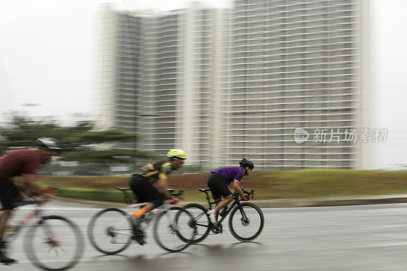 男子标准公路自行车比赛在平移照片