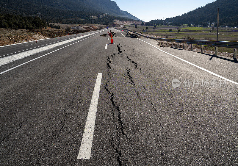 沥青路面塌陷，路边有裂缝