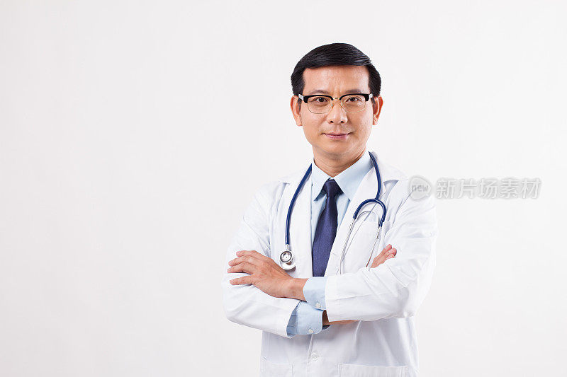 自信的亚洲男医生孤立