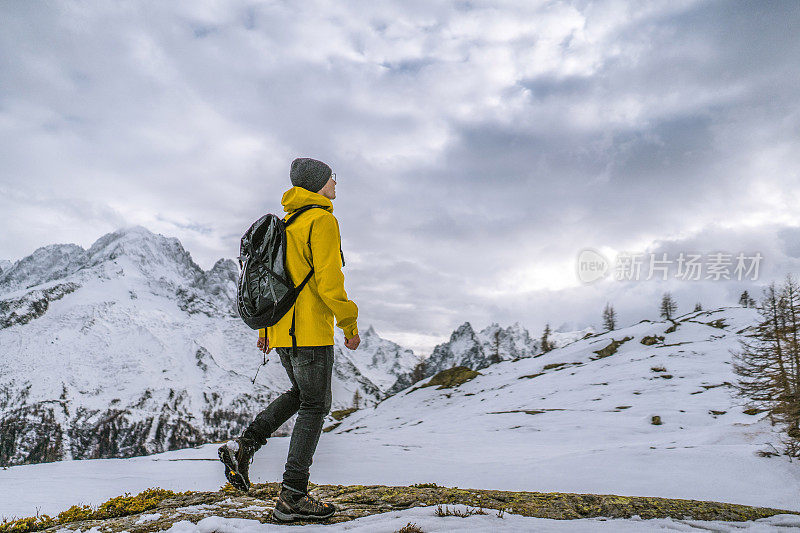 一个徒步旅行者沿着积雪的山脊行走