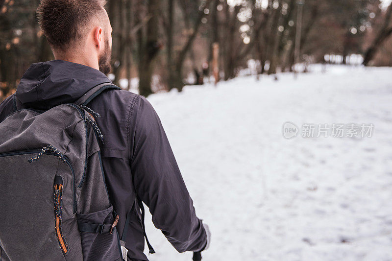 背包客在雪地上行走