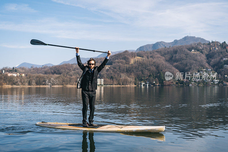 早晨，一个商人沿着湖岸划桨