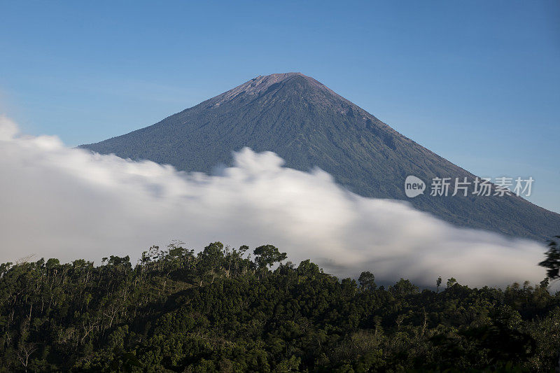 巴厘岛的阿贡火山和移动的云