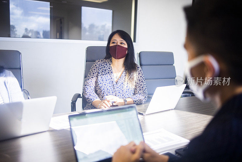 亚洲女人和男人在商务会议上的谈话