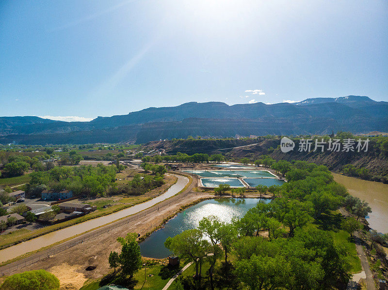 栅栏与风景鸟瞰城镇和水处理站和沉淀池照片系列