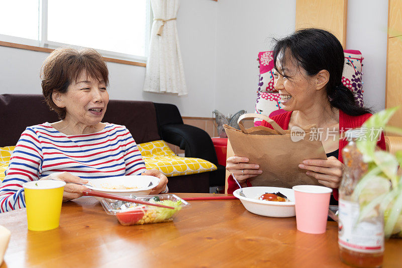 享用外卖食品的家庭