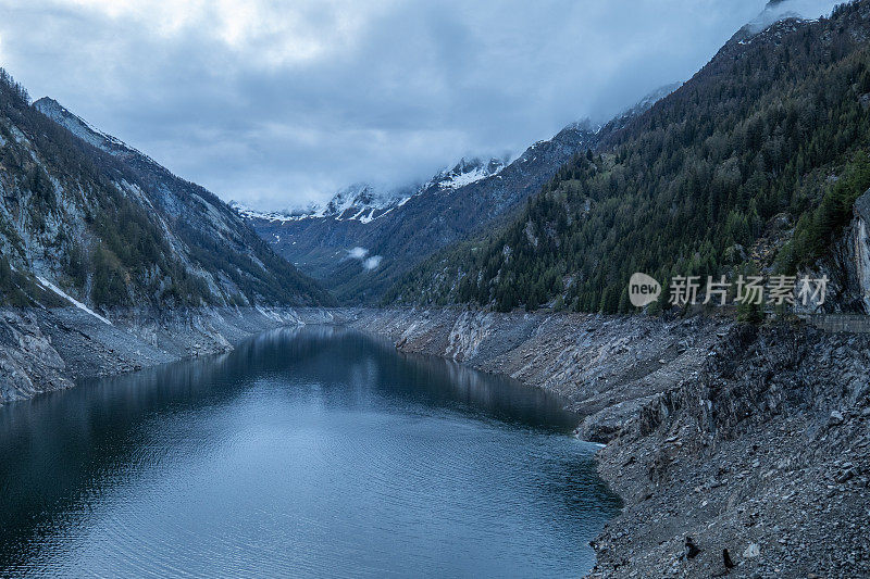 瑞士的水坝湖