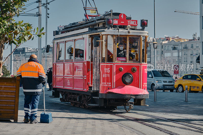 早上最著名的taksim广场是伊斯提卡尔的红色复古有轨电车