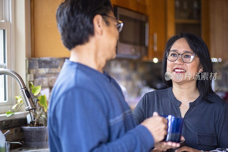 亚洲夫妇在家喝咖啡