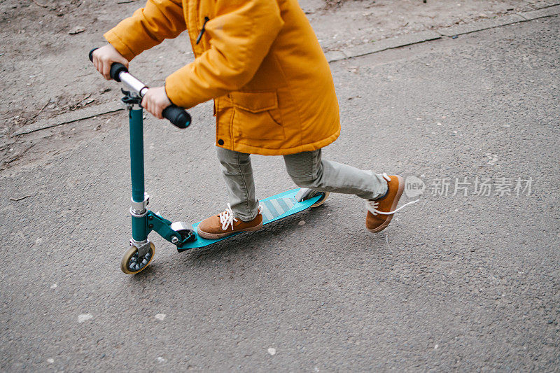 骑着滑板车的男孩
