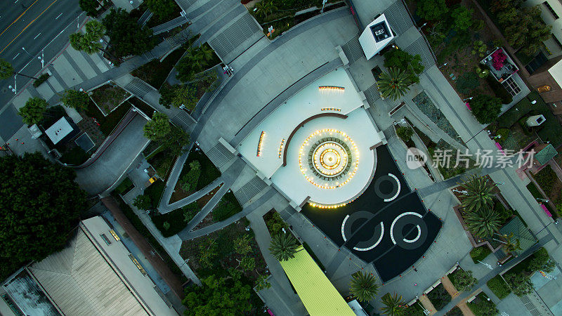 亚瑟J.威尔纪念喷泉在大公园，洛杉矶市中心-空中