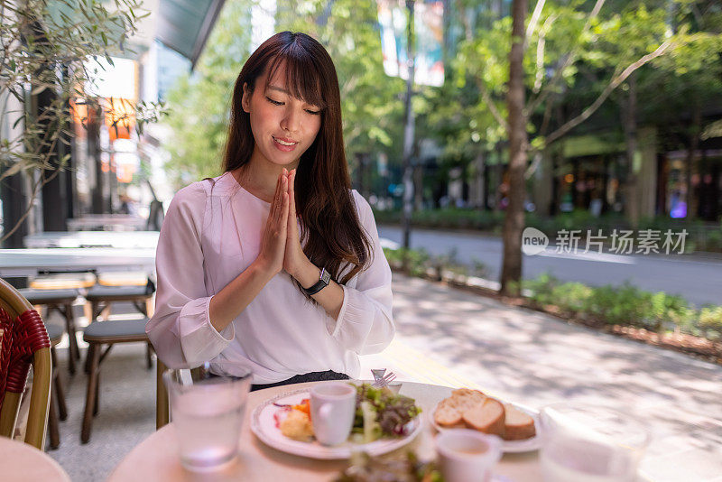 一名日本女子在吃午餐前祈祷