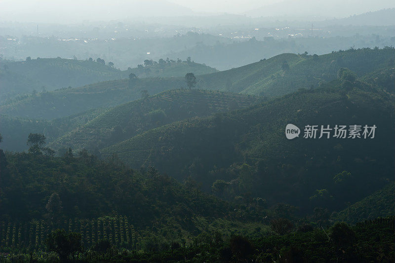 越南林东省宝禄镇林魁帕庵宝塔附近的山谷和山的美丽景色