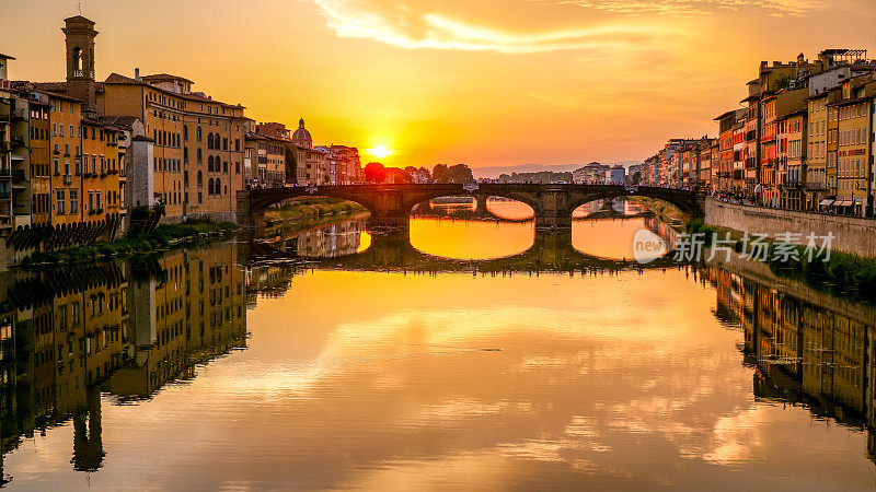 在历史悠久的佛罗伦萨中心，美丽的日落倒映在阿尔诺河上