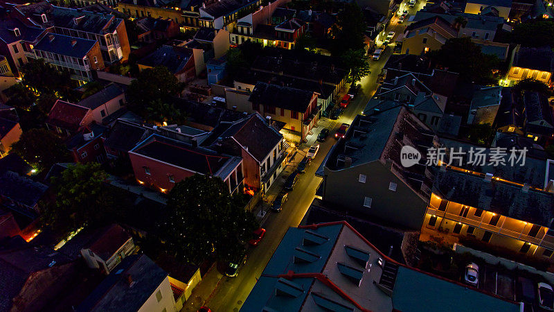 无人机在新奥尔良波旁街的夜间飞行