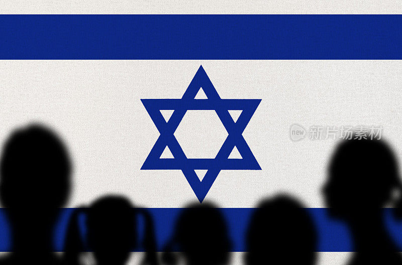 拿着以色列国旗的人剪影