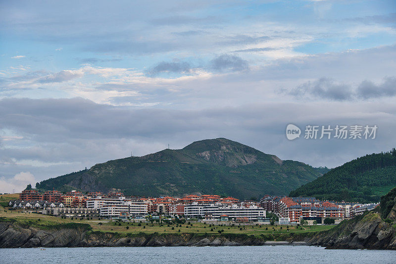 比斯开湾卡斯特罗乌代莱斯镇的风景