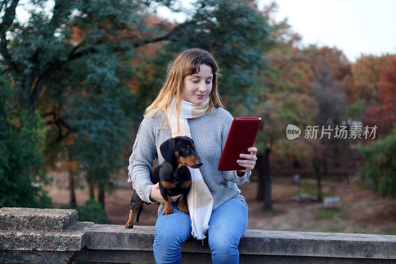 带着药片和狗的女孩