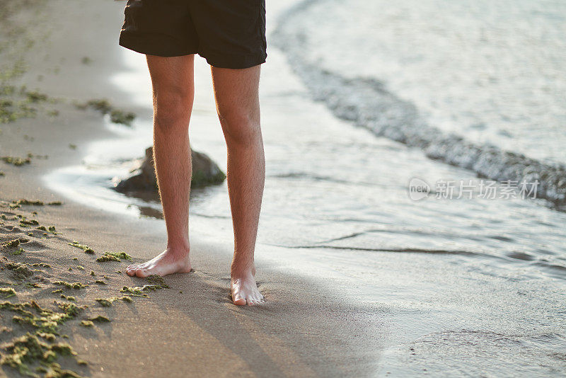 海滩上行走的双腿特写