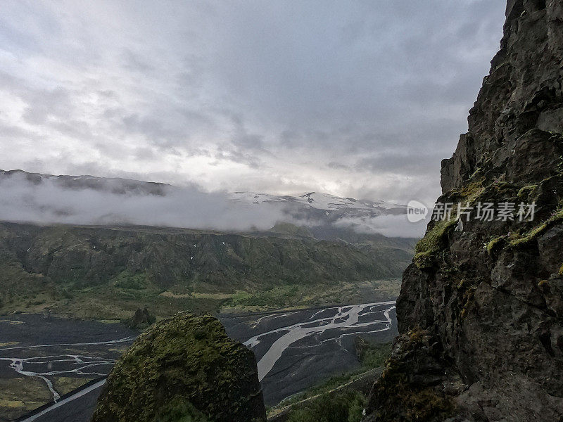 美丽的冰岛全景风景，绿色和黑色的火山Landmannalaugar山，在著名的laugavgur徒步旅行路线。