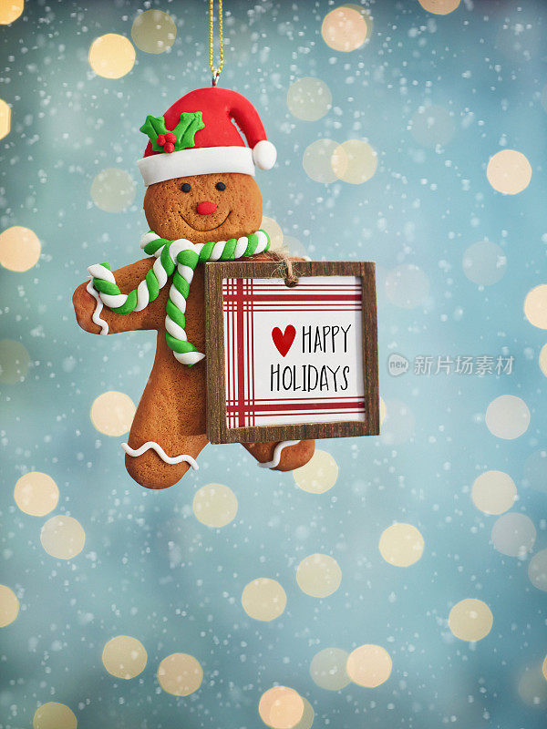 节日背景与可爱的圣诞姜饼人手持快乐的节日问候