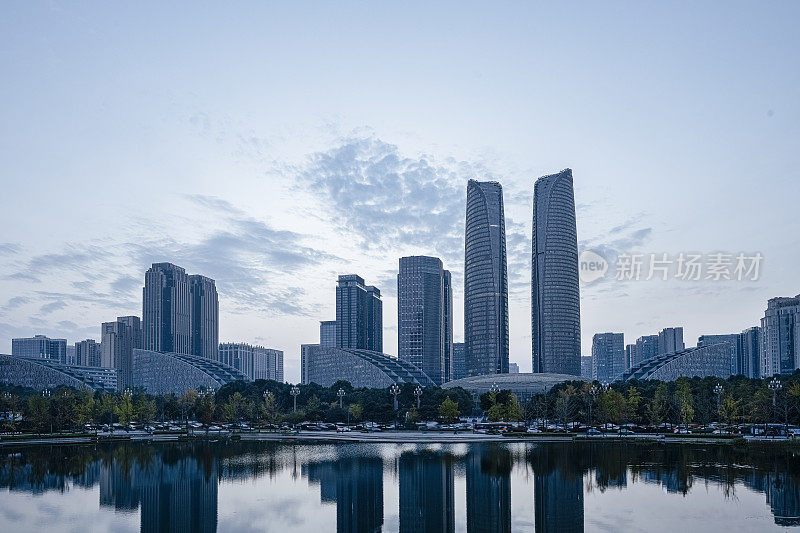 在一个阳光明媚的日子拍摄成都河边繁华的金融城市