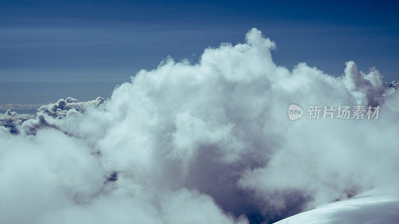 从空中俯瞰雄伟的瑞士阿尔卑斯山。覆盖着冰山和雪的尖峰著名的观点