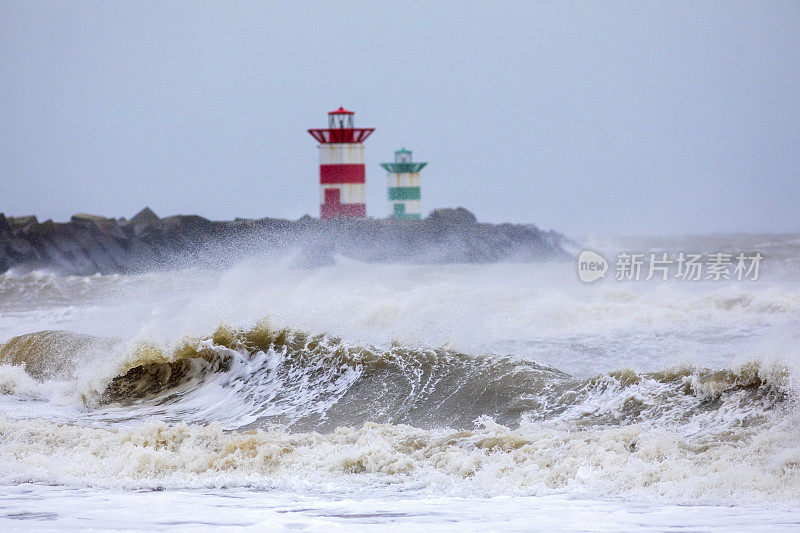 在一个暴风雨的日子里，北海沿岸的斯海弗宁根海滩