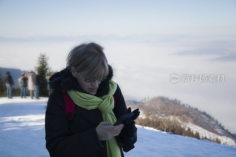 老妇人在山上呼吸着新鲜空气