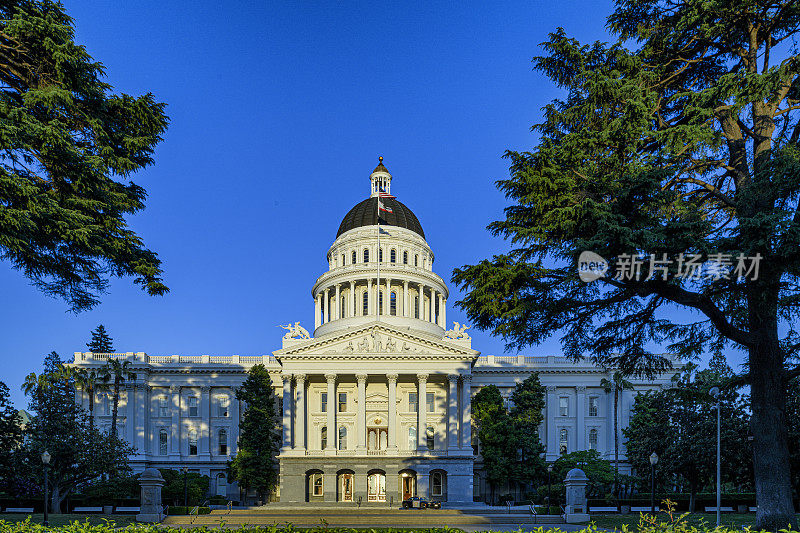 下午晚些时候加利福尼亚州首府大楼的视图