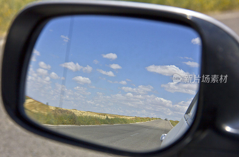 汽车后视镜中的草原景色