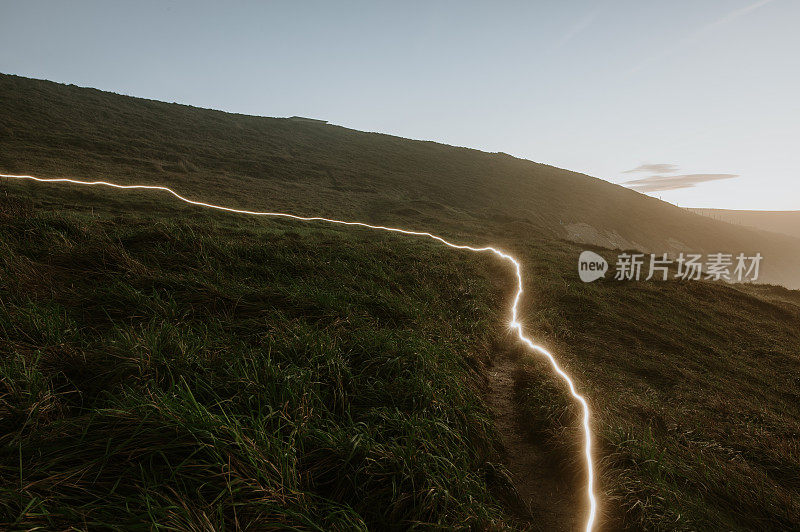 夜晚小路上的光迹