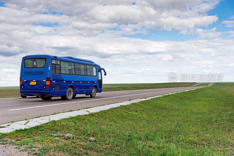 蓝色的公共汽车驶过草原