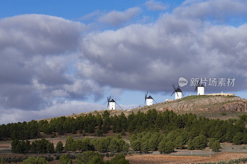 西班牙卡斯蒂利亚拉曼查一座山上的风车