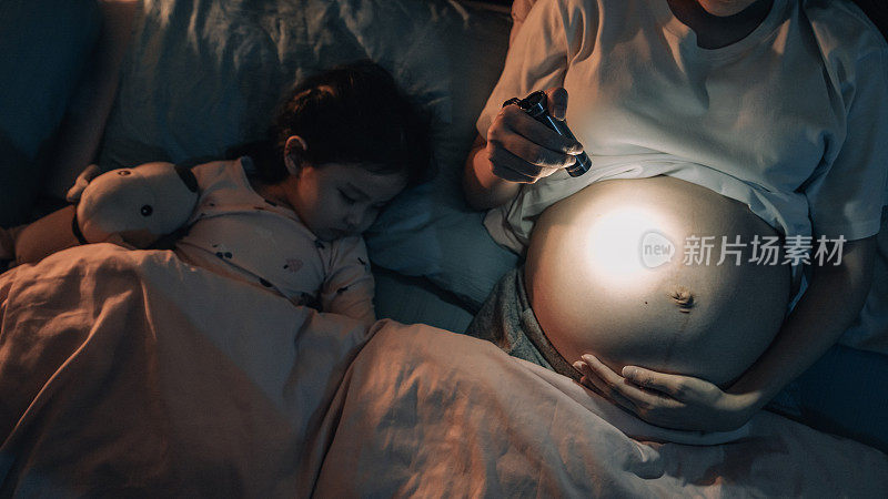 怀孕的女性在晚上很少睡觉的时候用手电筒或火炬照子宫。