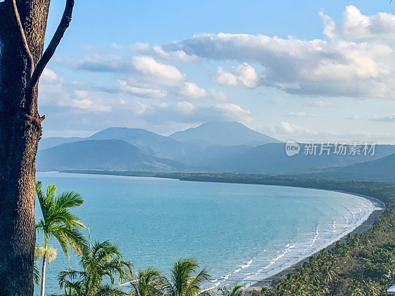 阳光明媚的一天，澳大利亚昆士兰，道格拉斯港海滩和海洋