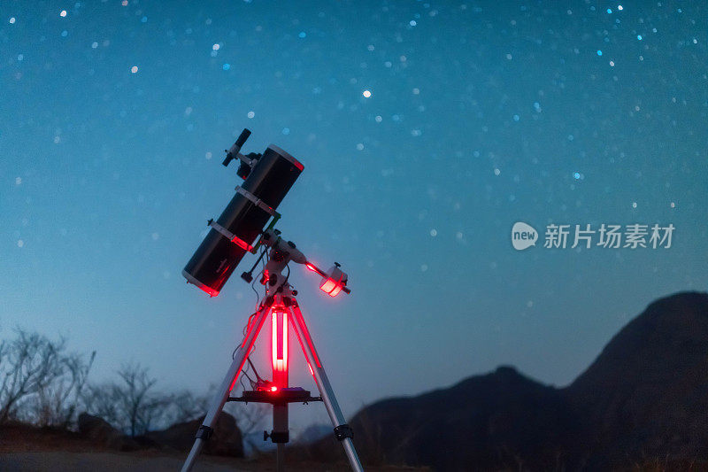 望远镜放在星空的背景上。业余天文和太空探索