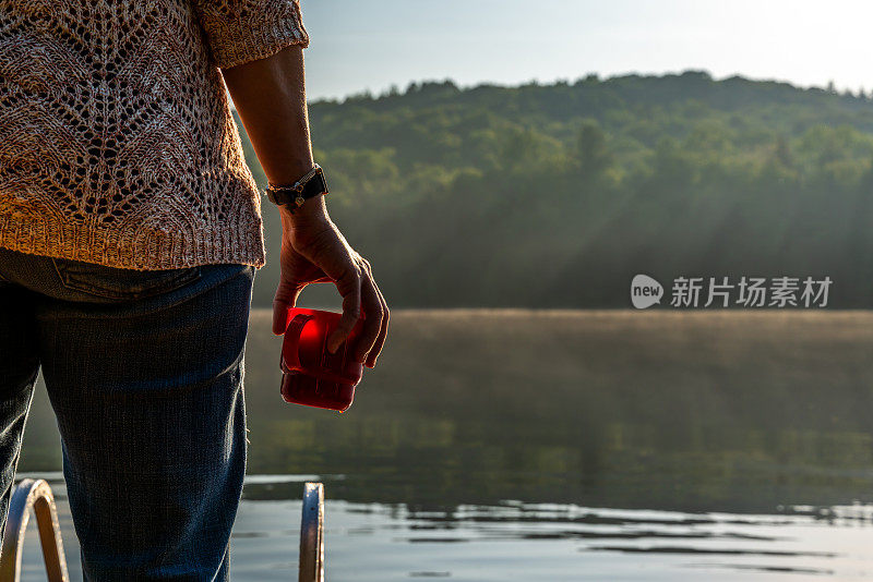 一个在湖边度假的女人。