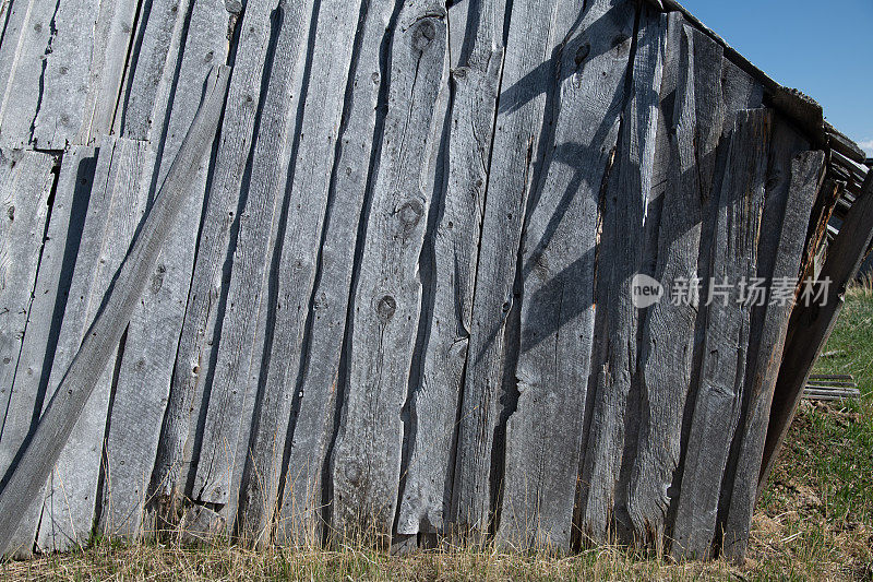 宅基地的谷仓仍在蒙大拿北部的牧场上